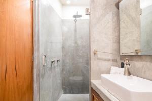 Ванная комната в Welcome to Paradise - Luxurious Studio Oasis "Artemisa" with Pool and Lush Tropical Gardens