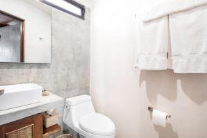 Ванная комната в Welcome to Paradise - Luxurious Studio Oasis "Artemisa" with Pool and Lush Tropical Gardens
