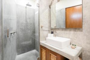 Ванная комната в Welcome to Paradise - Luxurious Studio Oasis "Artemisa" with Pool and Lush Tropical Gardens