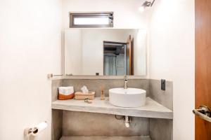 Ванная комната в Welcome to Paradise - Luxurious Studio Oasis "Artemisa" with Pool and Lush Tropical Gardens