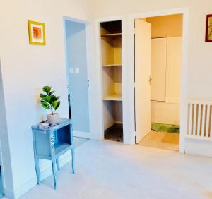 Saint-Béatにある2 Bed - Sleeps 6 - Mountain Views - Petsの植物が置かれた青いテーブルのある部屋 +7枚の写真