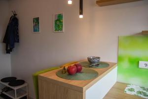 una mesa con un plato de fruta encima en Apartment Ivon, en Belgrado