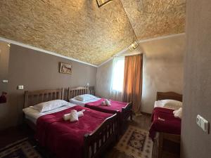 A bed or beds in a room at Hotel Dari