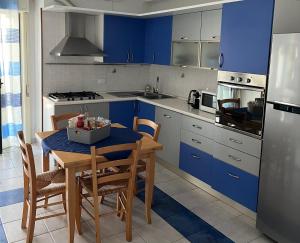 Kuchyň nebo kuchyňský kout v ubytování Luna's House Fondachello