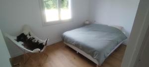 Un dormitorio pequeño con una cama y una ventana. en Belle de Mai, en Mézos