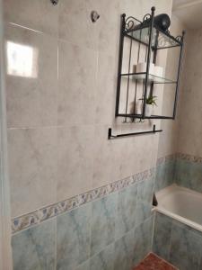 een badkamer met een douche, een bad en een wastafel bij Dreams Holidays in Gran Alacant