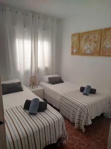 een slaapkamer met twee bedden met handdoeken erop bij Dreams Holidays in Gran Alacant