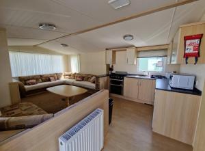 Η κουζίνα ή μικρή κουζίνα στο Cozy 2 Bedroom Static Caravan in Clarach Bay , Aberystwyth