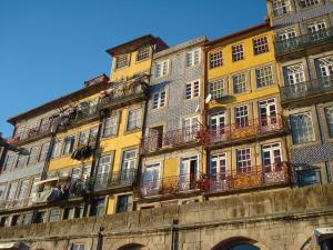 ヴィラ・ノヴァ・デ・ガイアにあるPark Hotel Porto Gaiaのバルコニー付きの高層ビル