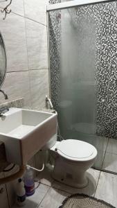 ein Badezimmer mit Waschbecken, Toilette und Dusche in der Unterkunft Casa de Praia na Taiba- Ce in São Gonçalo do Amarante