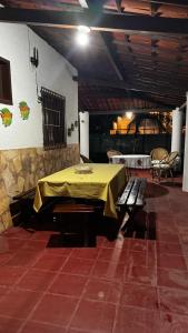 ein Tisch mit einer gelben Tischdecke darauf in der Unterkunft Casa de Praia na Taiba- Ce in São Gonçalo do Amarante