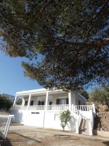 PosidhoníaにあるSantina's houseの白柵白家