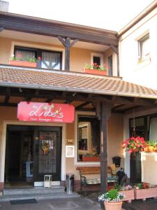een winkel met een bankje voor een gebouw bij Hotel bei Liebe's in Erlenbach am Main
