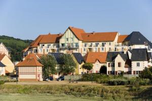 a row of houses in a town at Résidence Port Guillaume - maeva Home - Maison 3 pièces 6 personnes - Sélection MAE-4014 in Dives-sur-Mer