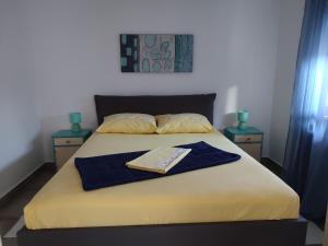 Un dormitorio con una cama con una toalla encima. en Apartman Noemi, en Jadranovo