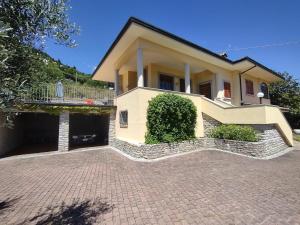 a large house with a brick driveway in front of it at Villa Nonna Elisa in Pieve