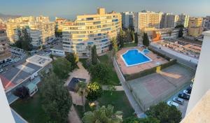 een luchtzicht op een appartementencomplex met een zwembad bij El estudio de Alejandro in Torre del Mar