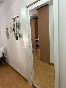 een deur naar een kamer met een gang bij El estudio de Alejandro in Torre del Mar +13 foto's