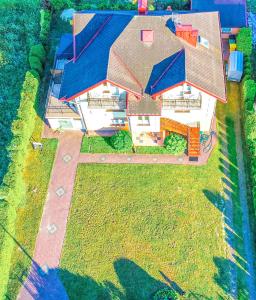 an aerial view of a house with a yard at Remus House Apartments spokojny wypoczynek dla par, tylko pokoje 2-osobowe in Jastrzębia Góra