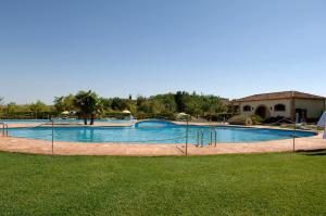 una gran piscina en medio de un patio en Balneario Cervantes, en Santa Cruz de Mudela