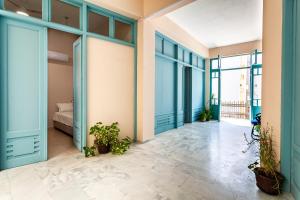 a hallway with glass doors and a bed in a room at Στούντιο Στη Στοά Βαρβουτσή#9 in Kalamata