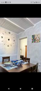 パレルモにあるCasa Patryのダイニングルームテーブル(壁掛け時計付)