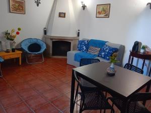 a living room with a table and a couch at Recanto do Largo in Linhares
