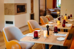 a dining room with tables and chairs with wine glasses at Hotel & Restaurant Lengefelder Warte in Anrode