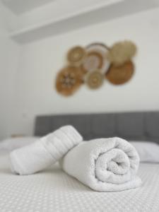 Ένα ή περισσότερα κρεβάτια σε δωμάτιο στο Kyma Luxury Suite