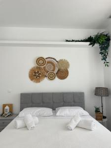 Postel nebo postele na pokoji v ubytování Kyma Luxury Suite
