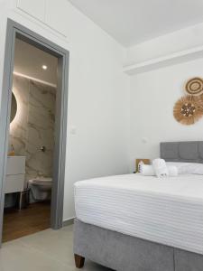 Postel nebo postele na pokoji v ubytování Kyma Luxury Suite + 10 fotografií