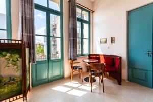 a room with a table and chairs and a window at Στούντιο Στη Στοά Βαρβουτσή#10 in Kalamata
