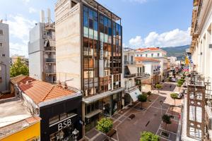 an overhead view of a city street with buildings at Στούντιο Στη Στοά Βαρβουτσή#10 in Kalamata