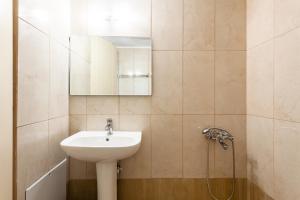 a bathroom with a sink and a mirror at Στούντιο Στη Στοά Βαρβουτσή#10 in Kalamata
