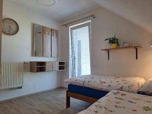 una camera da letto con due letti e una finestra di Ubytování U Křivánků 2 a Telč