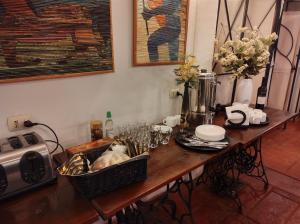a wooden table with a counter top with a counter top at Hotel Los Pequenes in El Romeral