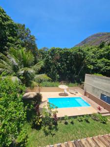 a swimming pool in the middle of a yard at Casarão no Recanto de Itaipuaçu in Maricá