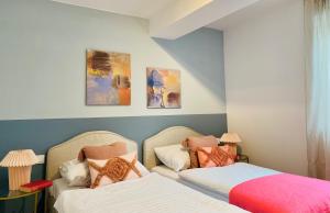 two beds sitting next to each other in a bedroom at "Ellas Home Sekirn" - in 3min am Badestrand in Sekirn