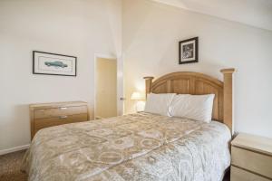 a bedroom with a large bed with a wooden headboard at Three bedroom condo, Ski home Whiffletree E7 in Killington +26 photos