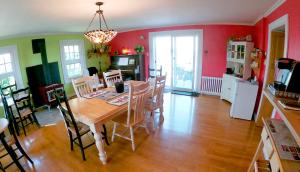 a kitchen and dining room with a table and chairs at Chez Caro et Sylvain in Rimouski