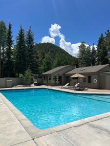 una grande piscina davanti a una casa di 2BR Keystone Condo Near Slopes a Keystone