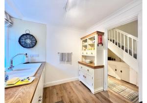 Köök või kööginurk majutusasutuses Sheplegh Court Charming Cottage and Pools within Stunning Grounds