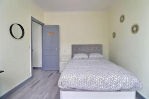 una camera con un letto e una porta blu di Logement au pied de la gare ad Aulnay-sous-Bois