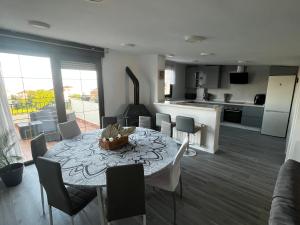 Kuchyň nebo kuchyňský kout v ubytování Luminosa casa en Pedreña