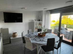 TV a/nebo společenská místnost v ubytování Luminosa casa en Pedreña