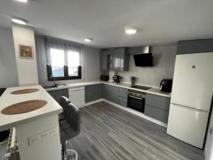 Kuchyň nebo kuchyňský kout v ubytování Luminosa casa en Pedreña + 24 fotografií