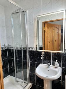 Ванная комната в Malahide Guest Rooms