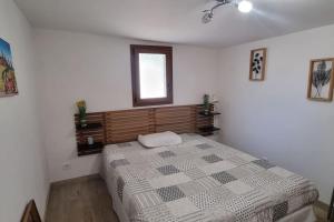 a bedroom with a bed and a window at Maisonnette chez l'habitant in La Ciotat