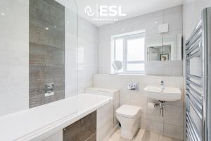 Ένα μπάνιο στο 3 Bedroom Modern Townhouse with Garage Parking +47 φωτογραφίες