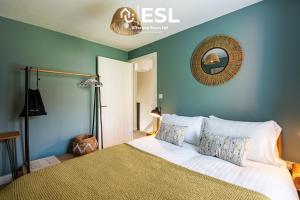 Ένα ή περισσότερα κρεβάτια σε δωμάτιο στο 3 Bedroom Modern Townhouse with Garage Parking